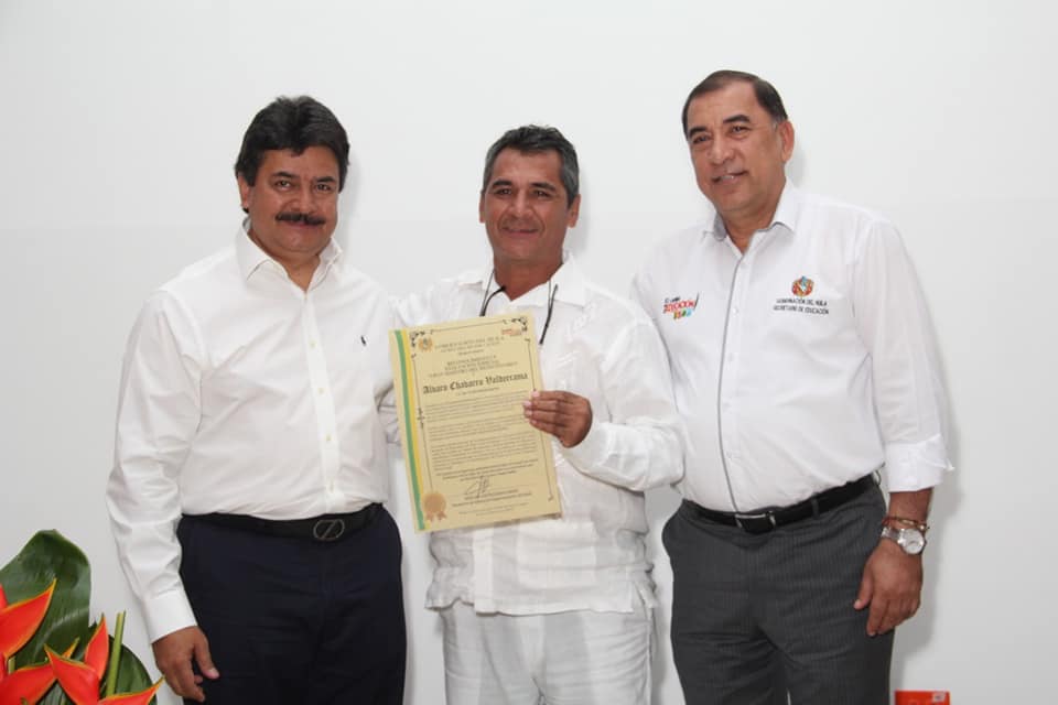 Carlos Julio González Villa, Gobernador del Huila; Álvaro Chavarro y José Luis Castellanos, Secretario de Educación Departamental.
